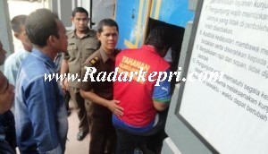 Tersangka Firmansyah ketika dijebloskan ke Rutan Kelas II A Tanjungpinang.