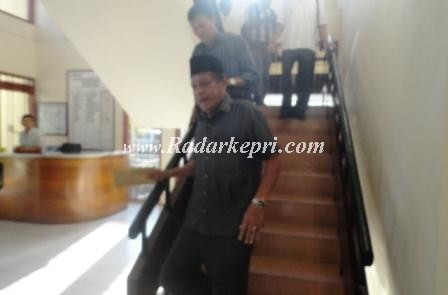 Tersangka korupsi BPK FTZ, Herman ketika meninggalkan gedung Kejaksaan Negeri Tanjungpinang usai diperiksa jaksa penyidik.