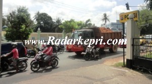 Truk over kapasitas tanpa penutup bebas melenggang di depan Ma[olresta Tanjungpinang.
