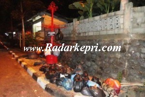 Tumpukan sampah di ujung Jalan Tugu Pahlawan