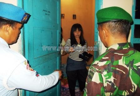 Anggota TNI-AU dan TNI-AD yang tergabung dalam razia pekat sedang meminta data penguhuni salah satu rumah kos.