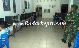 Anggota tim gabungan wilayah Timur dari unsur TNI-AD menemukan masih ada warnet yang buka melewati jam operasional.