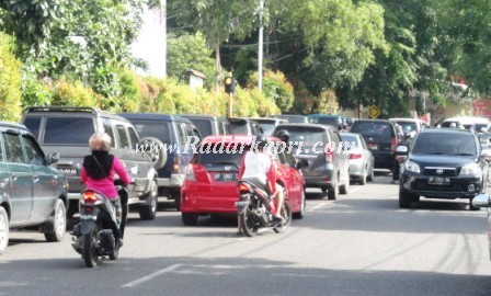 Antrian mobil pelangsir BBM jenis solar di Jalan Soekarno- Hatta