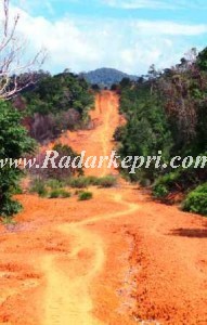 Beginilah jalan menuju dusun Serteh dan Dusun Kelumu yang sangat berbahaya bagi pengendara motor.