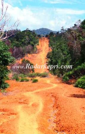 Beginilah jalan menuju dusun Serteh dan Dusun Kelumu yang sangat berbahaya bagi pengendara motor.