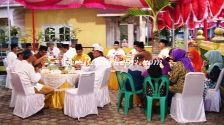 Buka bersama Walikota Tanjungping, H Lis Darmansyah SH di Masjid An Nur.
