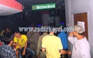 Cafe Liberty di kawasaan pujasera Suka Berenang yang ditutup paksa tim gabungan Satpol PP karena masih buka di bulan Ramadhan ini.