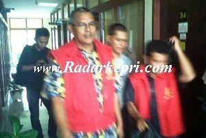 Dua tersangka tindak pidana korupsi pembangunan Masjid dilimpahkan Polisi ke Kajaksaan untuk dititipkan di Rutan.