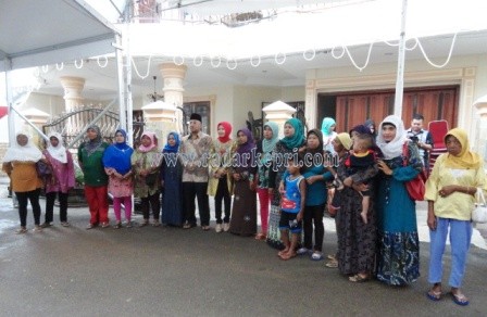 Foto bersama Walikota Tanjungpinang, H Lis Darmansyah SH bersama istri Hj Yuniarni Pustoko Weni SH dan warga yang menghadirii open house dirumahnya.