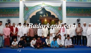 Foto bersama Walikota Tanjungpinang bersama pengurus mesji d Al Irsyad.