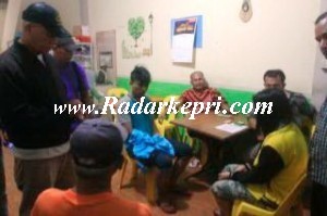 Gl (baju kaos abu-bau) dan Bt (baju kuning) ketika di interogasi warga.