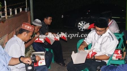 Humas Pemko Tanjungpinang Faizal Pahlevi dan staf humas sedang menyantap nasi kotak dalam acara buka bersama di Masjid Asy-Syuhada.