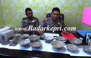 Kasatpol Airud Tanjungpinang AKP Adam Lubis memperlihatkan sejumlah barang antik yang dijarah.