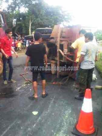 Mobil truk yang terbalik di kilometer 16 Tanjungpinang.