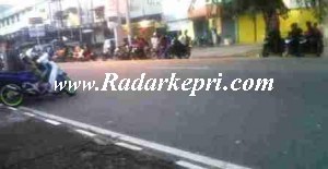 Para penonton balap liar di Jl Wiratno, depan Mall Ramayana, Tanjungpinang.