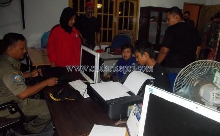 Pasangan tanpa surat nikah yang terjaring di tempat kos, di Jl Sultan Machmud, Kelurahan Tanjung Unggat.