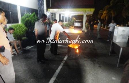 Pembakaran surat suar Pilpres yang dibakar KPUD Kota Tanjungpinang.