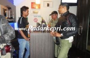 Petugas Satpol PP ketika menggelar razia di warnet DNA Entertaiment di Jl Ketapang.