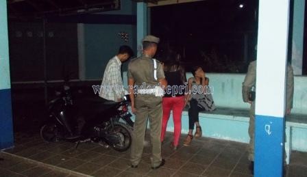 Petugas Satpol PP sedang membubarkan pasangan ABG di Bintan Center.