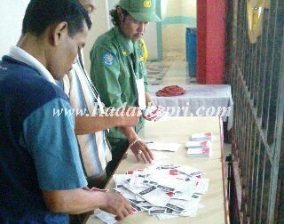 Proses perhitungan surat suara di kantor Desa Bintan Buyu, kabupaten Bintan.
