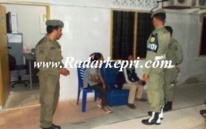 Psangang yang terjaring razia di Taman Kota Panorama ketika di interogasi petugas Satpol PP