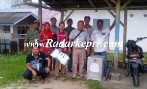 Salah Satu Ketua TPS dan Saksi Ketika menunggu Kendaraan untuk membawa kotak Suara Salah Satu Ketua TPS dan Saksi Ketika menunggu Kendaraan untuk membawa kotak Suara