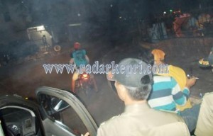 Satpol PP membubarkan remaja tanggung yang sedang nongkrong di bundaran Bintan Center.