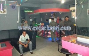 Tim Satpol PP sedang menggelar razia di cafe Liberty yang masih buka hingga subuh selama Ramadhan.