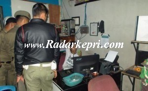 Tim gabungan Satpol PP Pemko Tanjungpinang ketika menggelar razia warnet
