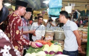 Wakil Walikota Tanjungpinang, H Syahrul S Pd bersama Gubernur Kepri, HM Sani ketika meninjau harga sejumlah kebutuhan warga di pasar.