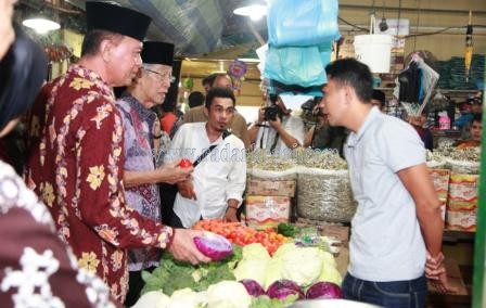 Wakil Walikota Tanjungpinang, H Syahrul S Pd bersama Gubernur Kepri, HM Sani ketika meninjau harga sejumlah kebutuhan warga di pasar.