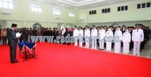 Wakil Walikota Tanjungpinang, H Syahrul S Pd ketika melantik Irianto SH sebagai Kakansatpol PP bersama 157 pejabat lainnya.