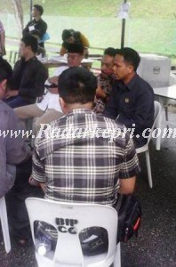 Walikota Batam, Drs H Ahmad Dahlan (baju batik) ketika berkunjung ke TPS 1 Muka Kuning