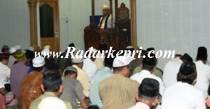 Walikota Tanjungpinang, H Lis Darmansyah SH ketika menyampaikan sambutan di Masjid Baitul Mukminin, Perum Kijang Kencana IV.