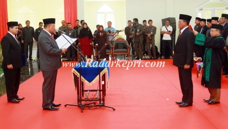 Walikota Tanjungpinang H Lis Darmansyah memimpin pelantikan Dra  Riono M Si sebagai Sekdako