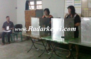 Warga Tanjungpinang sedang melaksanakan pencoblosan pada Pilpres 9 Juli 2014 di TPS 10-52 Akau Potong Lembu.