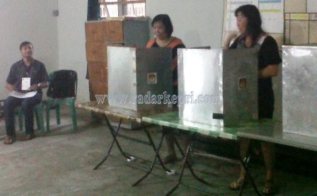 Warga Tiongha Tanjungpinang sedang menggunakan hak pilihnya di sebuah TPS di Tanjungpinang pada Pilpres lalu.