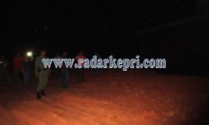 Warga bersama Satpol PP Tanjungpinang menghentikan penimbunan hutan bakau ilegal di bantaran sungai.