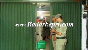 Warnet T & S di Jl Kemboja yang masih buka melewati jam operasional yang di ijinkan.