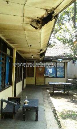 Beginilah kondisi asrama Masiswa Lingga di Bandung yang rusak parah.