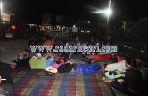 Buruh PT PRP bersama FSPMI masih menggelar aksi unjuk rasa hingga tengah malam.