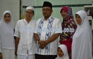 Foto bersama Walikota Tanjungpinang, H Lis Darmanysah SH bercama dua orang CJH jemaah mesjid Babussalam.