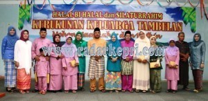 Foto bersama Walikota Tanjungpinang dengan warga Tambelan dalam acara halal bi halal.