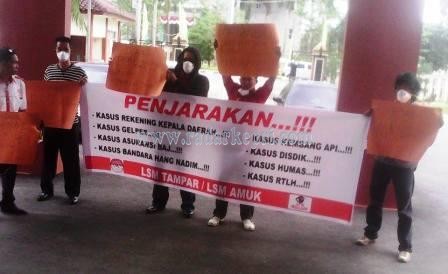 Gabungan LSM anti korupsi menggelar aksi demo di Kejaksaan Negeri Batam.