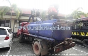 Inilah mobil tanki yang diduga milik TNI-AL pelansir solar subsidi yang di tangkap polisi.
