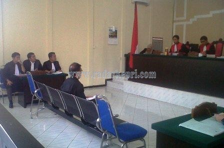 Jasman Harun ketika mendengarkan dakwaan jaksa di Pengadilan Tipikor.