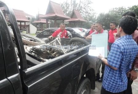 Kabid Tibum Satpol PP Tanjungpinang, Omrani ketika mengecek kondisi fisik salah satu kendaraan yang ditarik,