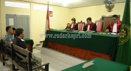 Nahkoda KM Therd Suk Nava-1, Prapas Pormsee didampingi perwira TNI AL ketika mendengarkan vonis di Pengadilan Perikanan pada PN Tanjungpinang.