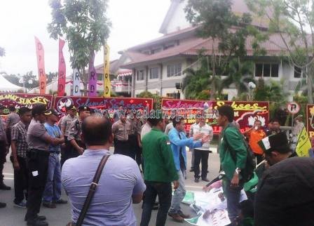 Pelantikan angota DPRD Batam yang di demo mahasiswa