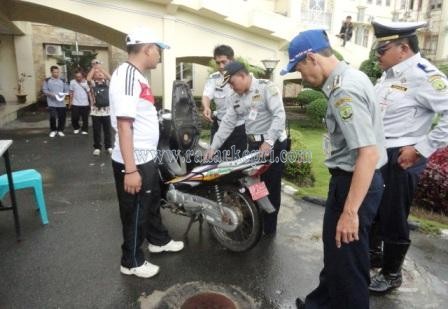 Petugas Dishubkominfo bersama Inspektorat Kota Tanjungpinang sedang mengecek kelengkapan salah satu kendaraan roda dua.